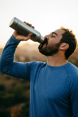 2 Edelstahl-Isolierflaschen Hydro Flask Trinkflaschen Set –  (ca. 620 ml, doppelwandig, Schwarz & Silber) - Bild 3