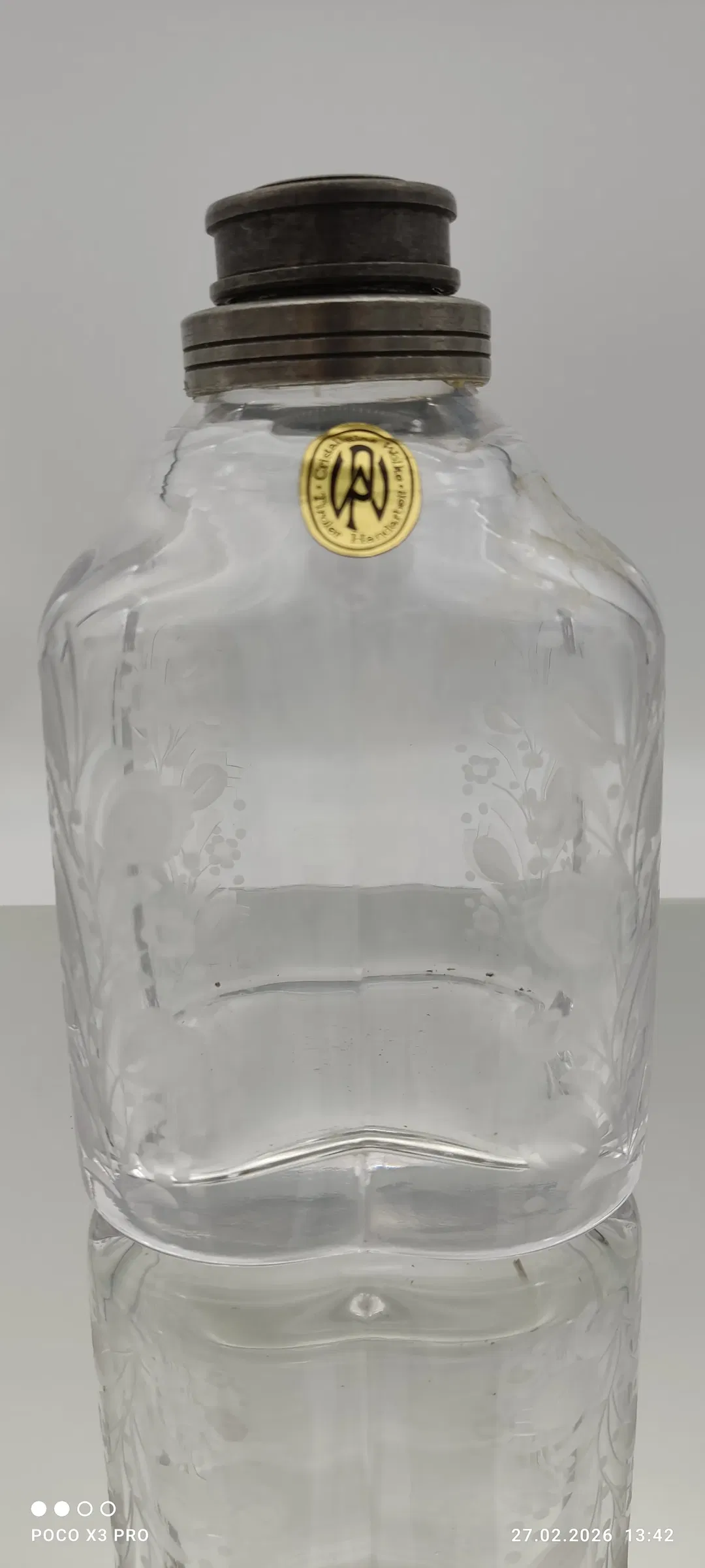 Handgefertigte Glasflasche aus Tiroler Kristallglas mit geschiffenen Blumenmotiven - Bild 1