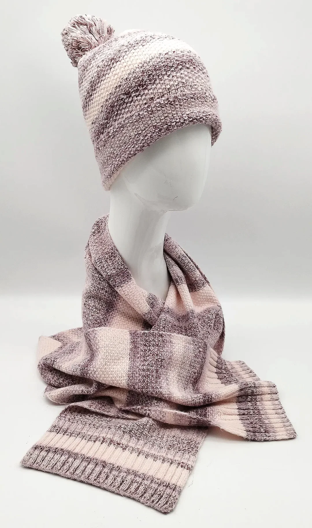Bommelmütze mit Schal, handgestrickt - Set  – Bild 1
