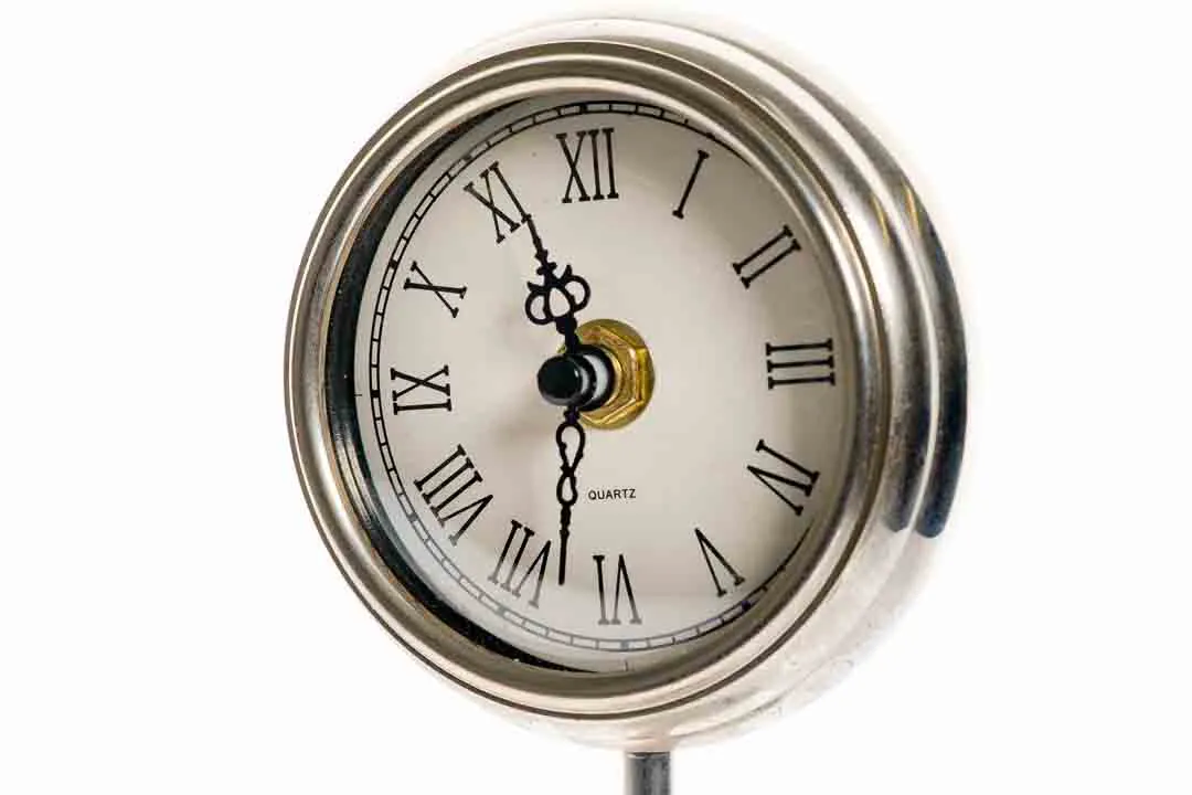 Elegante Tischuhr Silber-Optik mit römischen Ziffern (Quarz) – Bild 2