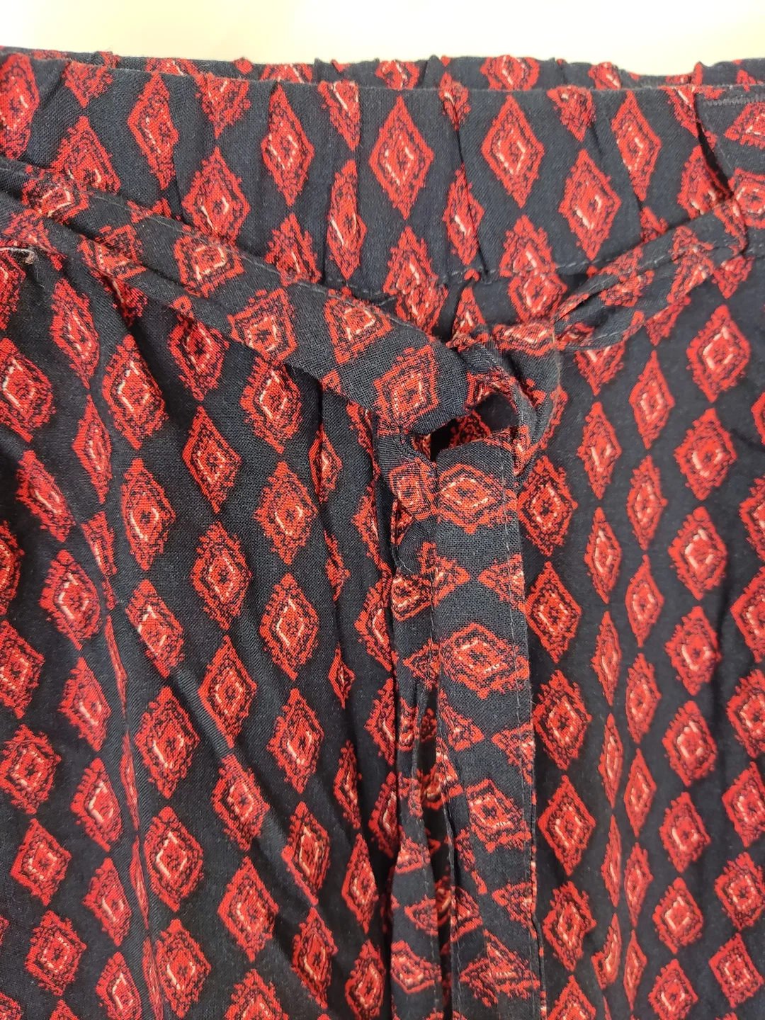 Hose, Dreiviertel mit Gummizugbund und Gürtel, schwarz/rot gemustert mit Taschen, Größe L (geschätzt) – Bild 2