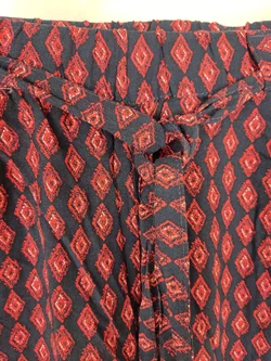 Hose, Dreiviertel mit Gummizugbund und Gürtel, schwarz/rot gemustert mit Taschen, Größe L (geschätzt) - Bild 2