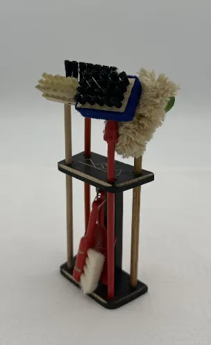 Vintage Miniatur- Besenständer für Puppenstuben – Bild 2