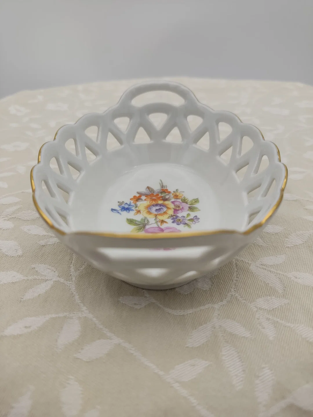 Durchbruchschale mit Blumenmotiv und Golddekor 'Fine China' | Thüringer Lichte Porzellan – Bild 4