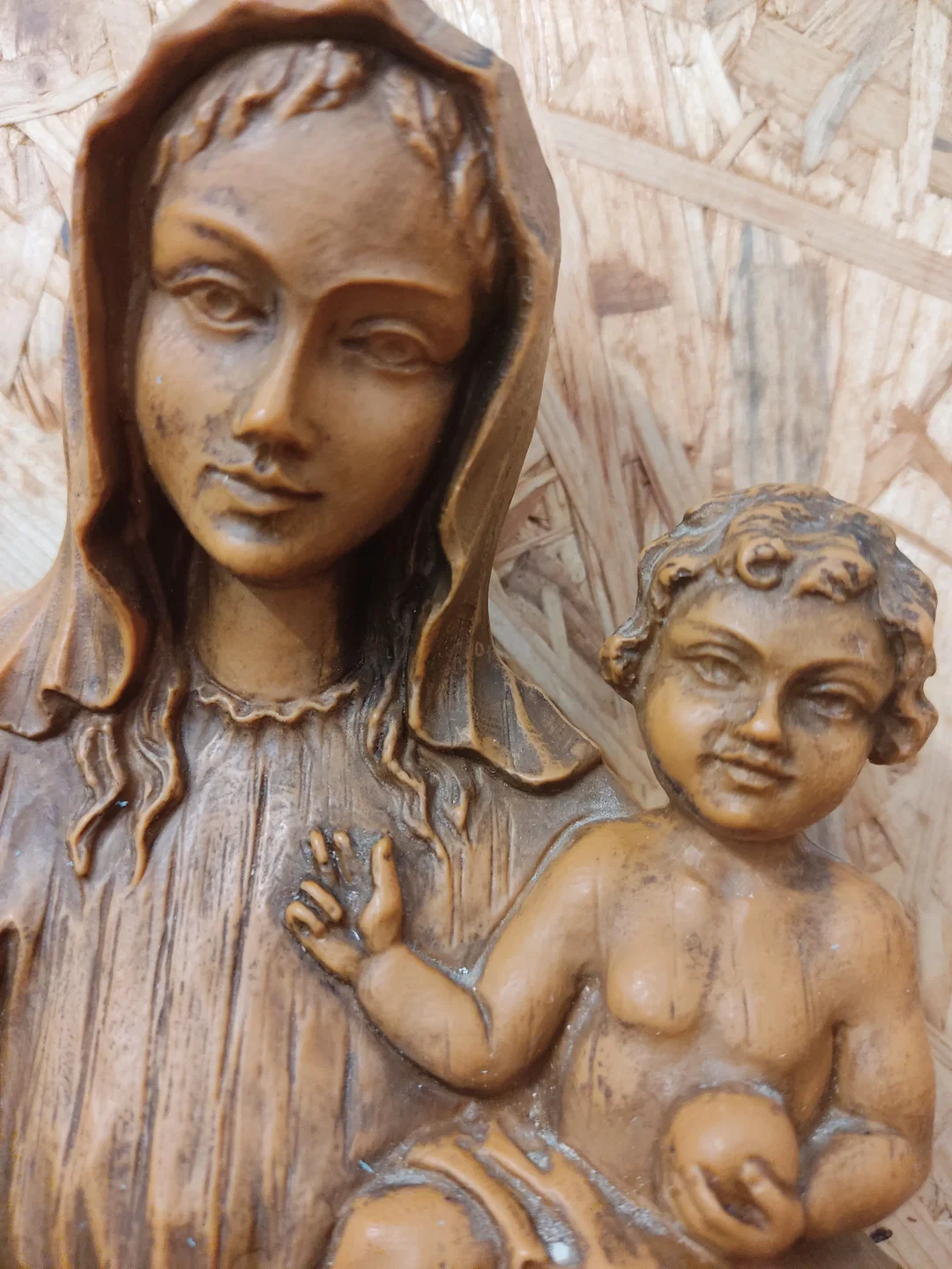 Holz-Wandbild Madonna mit Kind 40 cm | Handgearbeitet – Bild 6