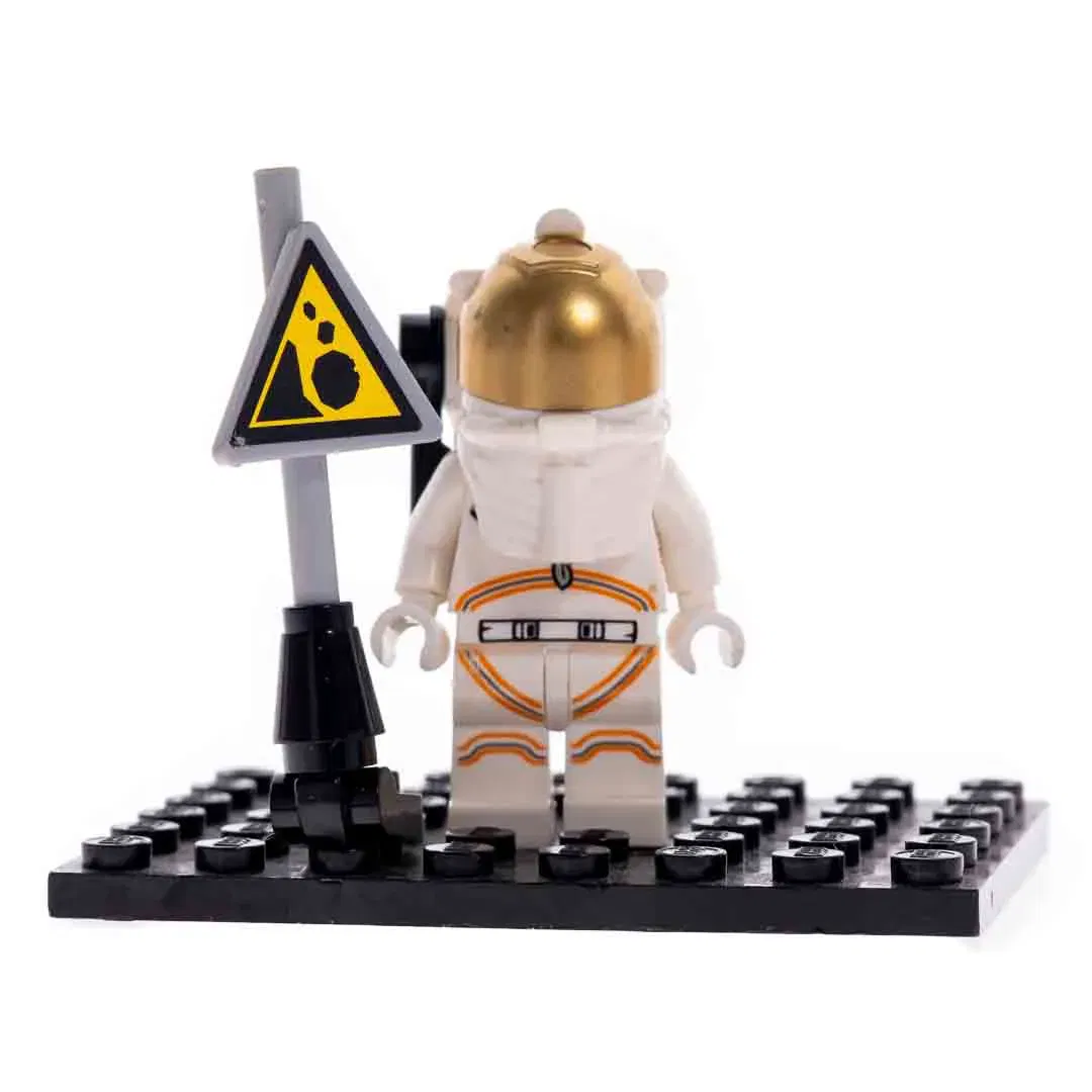 LEGO Minifigur Astronaut mit goldfarbenem Helm & Warnschild, Space City - Bild 1