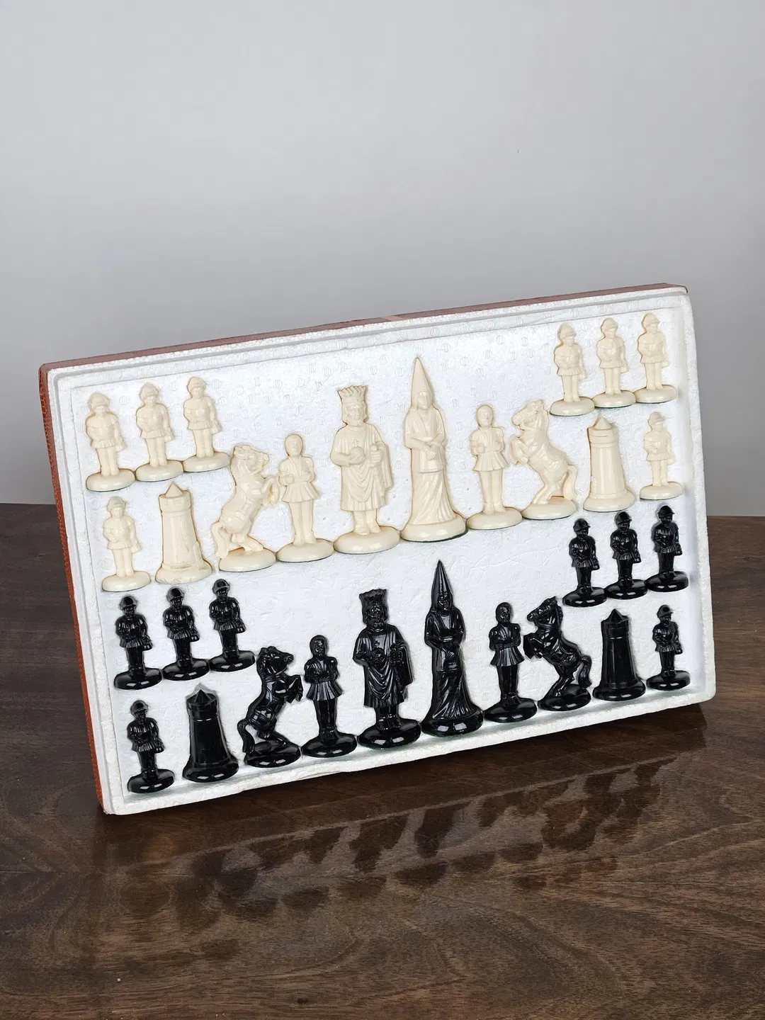 Dekorative Schachfiguren aus Kunststoff  - Bild 1