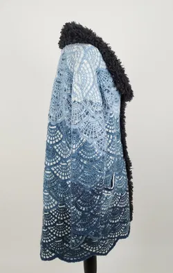 Handgestrickter Mantel mit Pelzkragen  - Bild 2