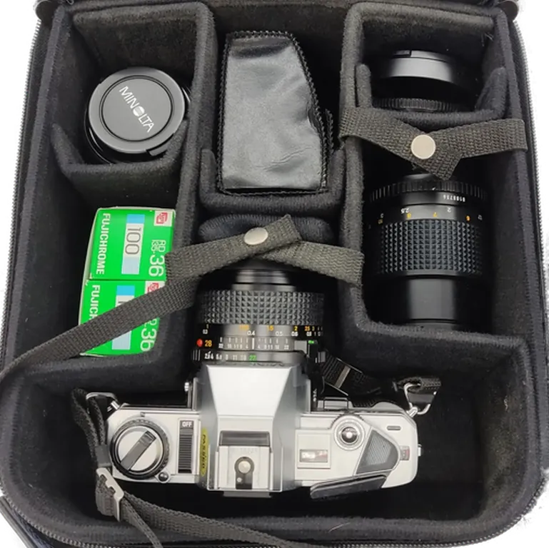Minolta X 300 Spiegelreflexkamera mit 3 Objektiv 28mm ,50mm ,135mm mit Blitz und Tasche – Bild 3