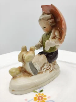 Deutsche Porzellanfigur Junge mit Regenschirm und Enten | Hummel-Stil – Vorschau 2