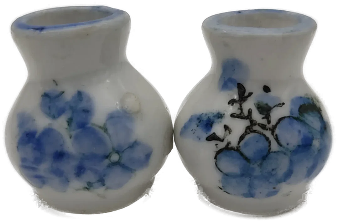 Puppenhaus Zubehör: Miniatur Keramikvase mit Blumenmotiv 2er-Set | Sammlerstück  - Bild 1
