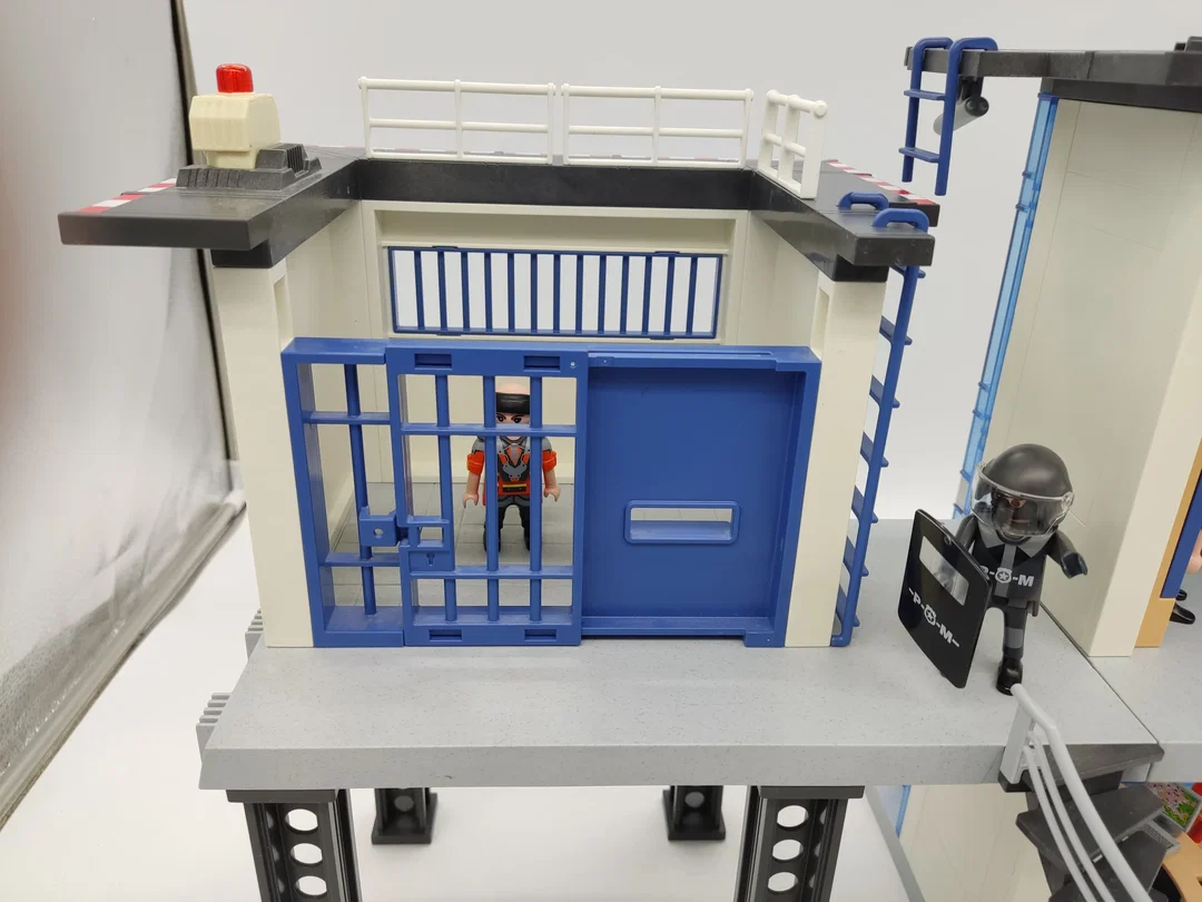 Playmobil Polizeistation & Hubschrauber Set mit Gefängnisalarm – Bild 6