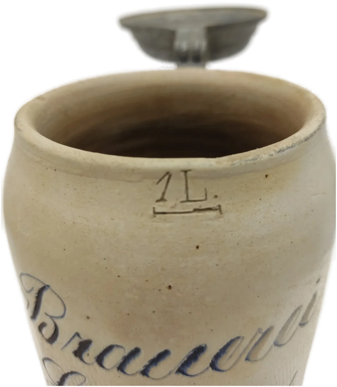 Bierkrug Brauerei Lohmer Steinzeug, Geprägter Zinndeckel 1 L  | Mit Charakterspur – Bild 6
