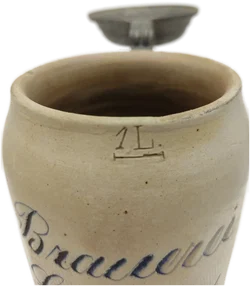Bierkrug Brauerei Lohmer Steinzeug, Geprägter Zinndeckel 1 L  | Mit Charakterspur - Bild 6