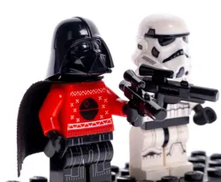 LEGO Star Wars Minifiguren Darth Vader & Stormtrooper mit Weihnachts-Pullover - Bild 2