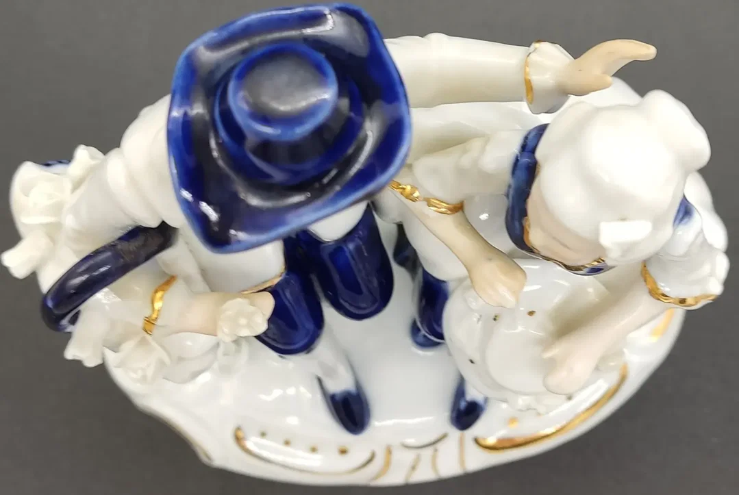 CDC Porzellan/Keramikfigur sitzendes romantisches Paar weiß/blau mit Goldverzierung – Bild 2