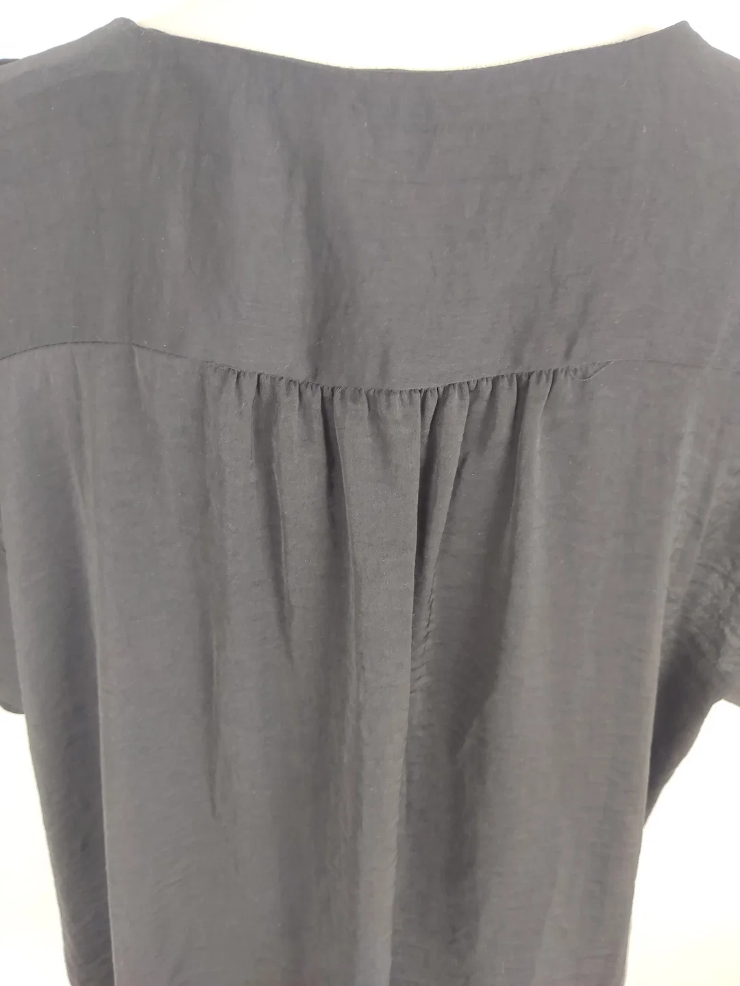 Bluse "H&M", kurzsarm mit V-Ausschnitt, schwarz mit Falten, Größe 42 – Bild 5