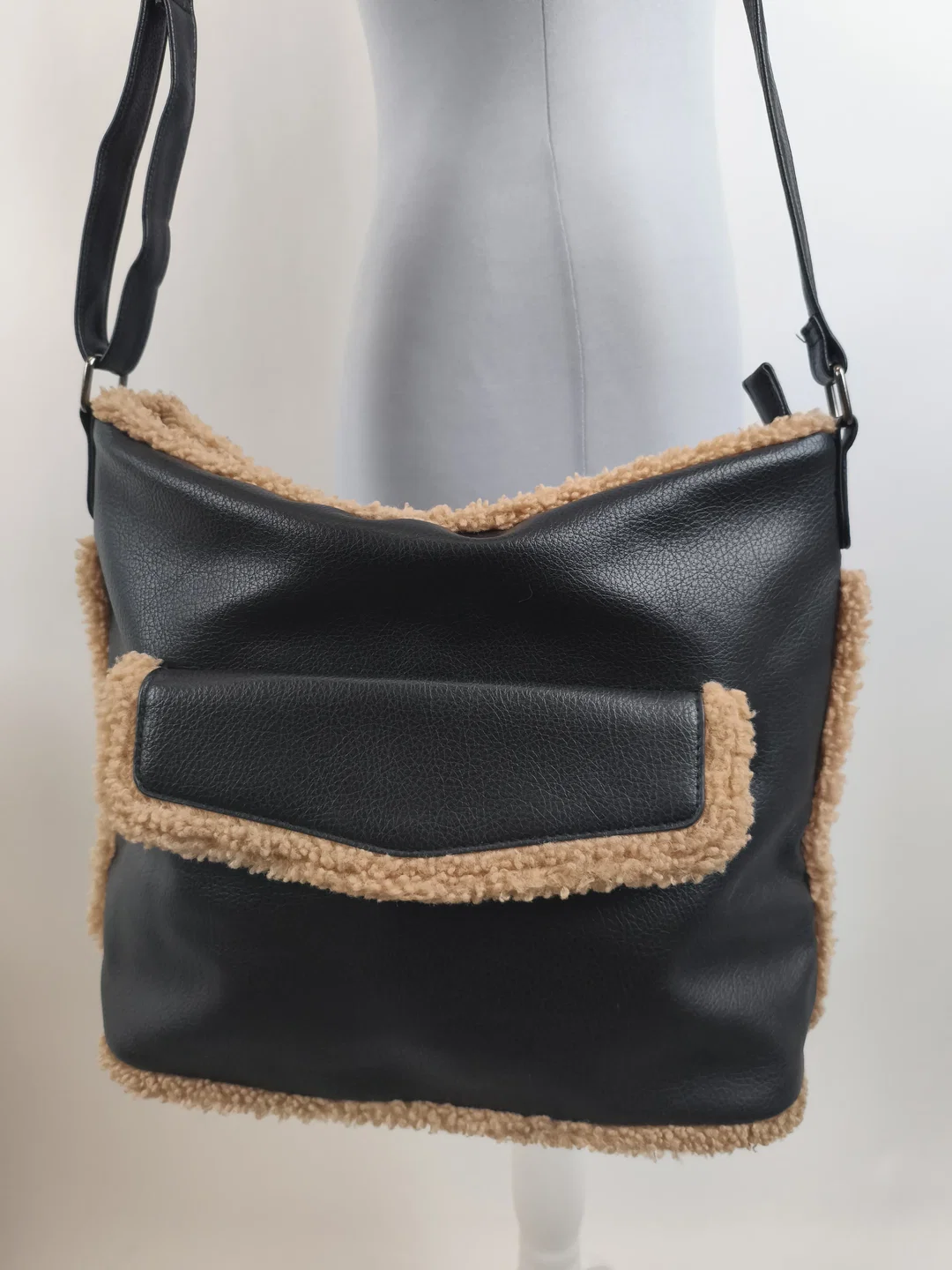Handtasche, schwarz mit Plüsch, Winter – Bild 2