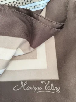 Monique Valery, Seidentuch  – Vorschau 2