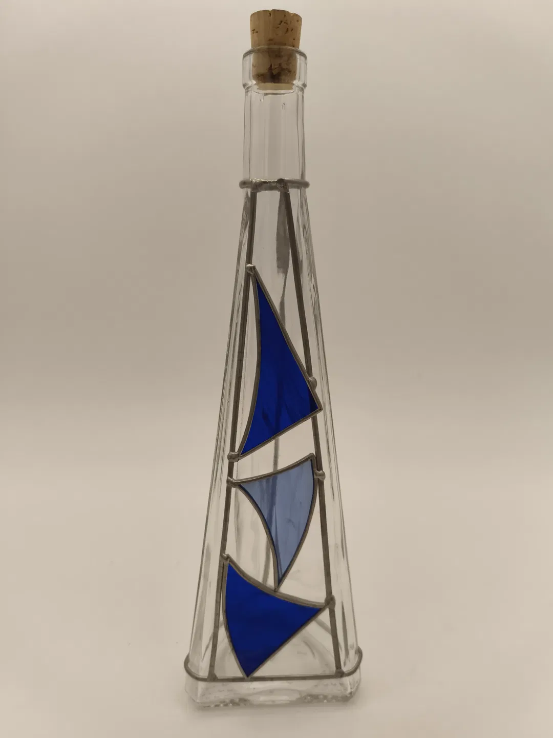 Glasflasche mit Korkverschluss im Bleigasstil mit Segelbootmotiv für Schnaps/Liköre - Bild 1