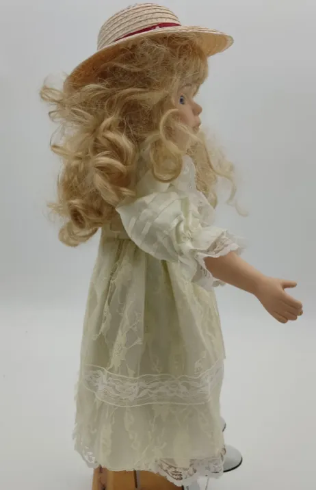 Hübsche Porzellanpuppe mit entzückendem Spitzenkleid und Strohhut – Bild 2