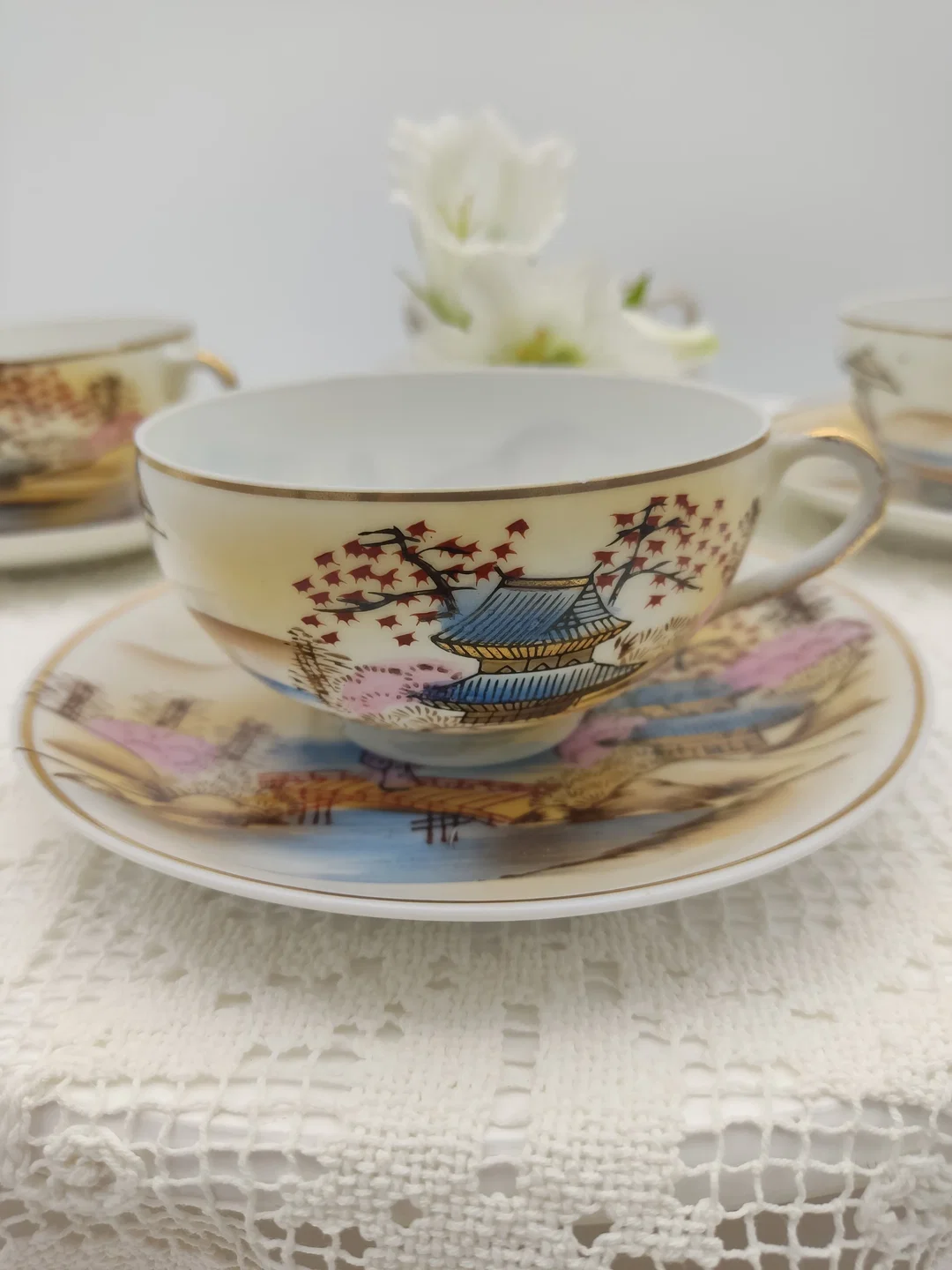 Japanische Teetasse mit Untertasse 4er-Set Porzellan Landschaftmotiv | Asiatische 'Kutani' Stil – Bild 3