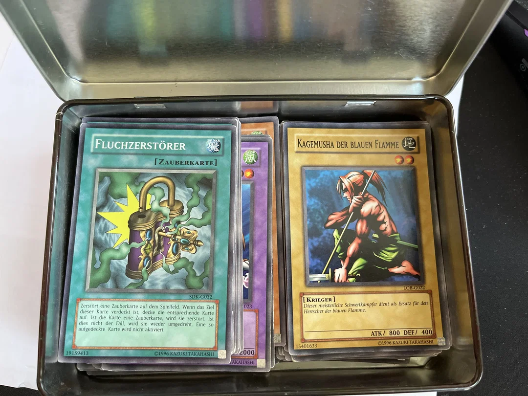 111 YuGiOh Karten in Sammelbox – Bild 2