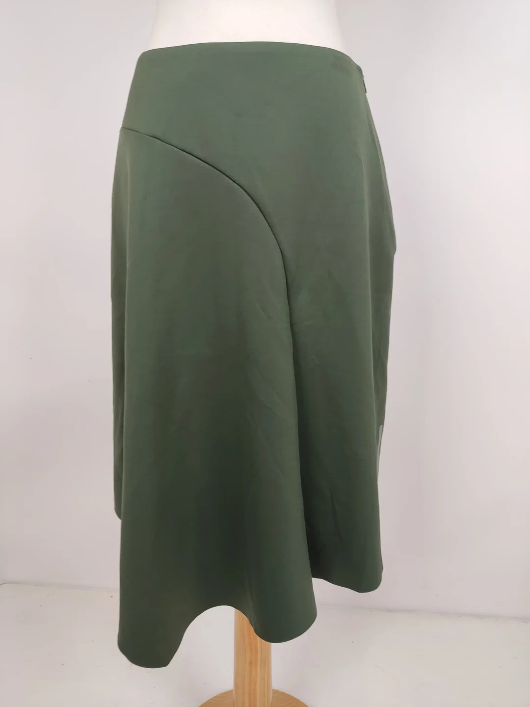 AlphaTauri Midirock, Größe M / 38, asymmetrisch, Bundweite 70 cm Länge 53 bis 71 cm, Stoff Polyester – Bild 2