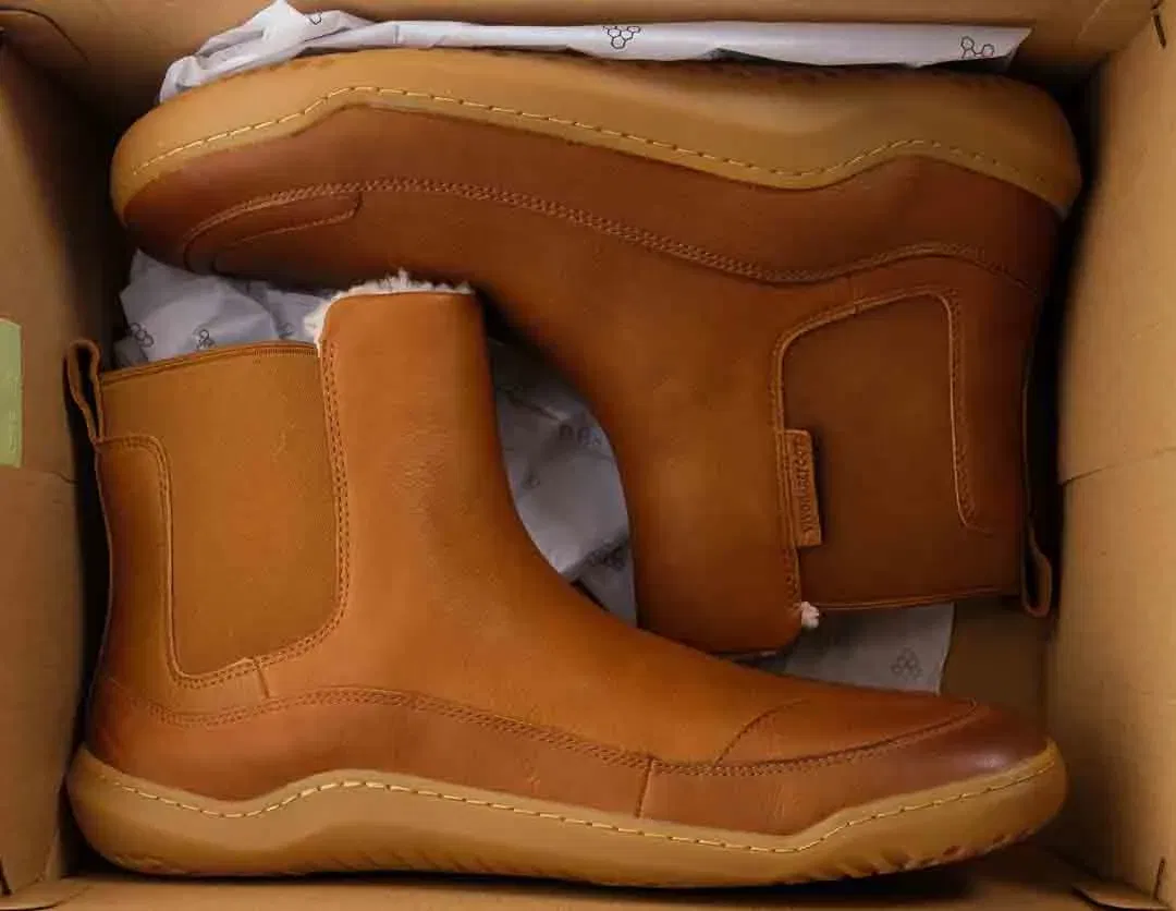 VIVOBAREFOOT Gobi Chelsea Boot Vegane Herren-Winterschuhe in karamellbraun, Größe 46 - Bild 1