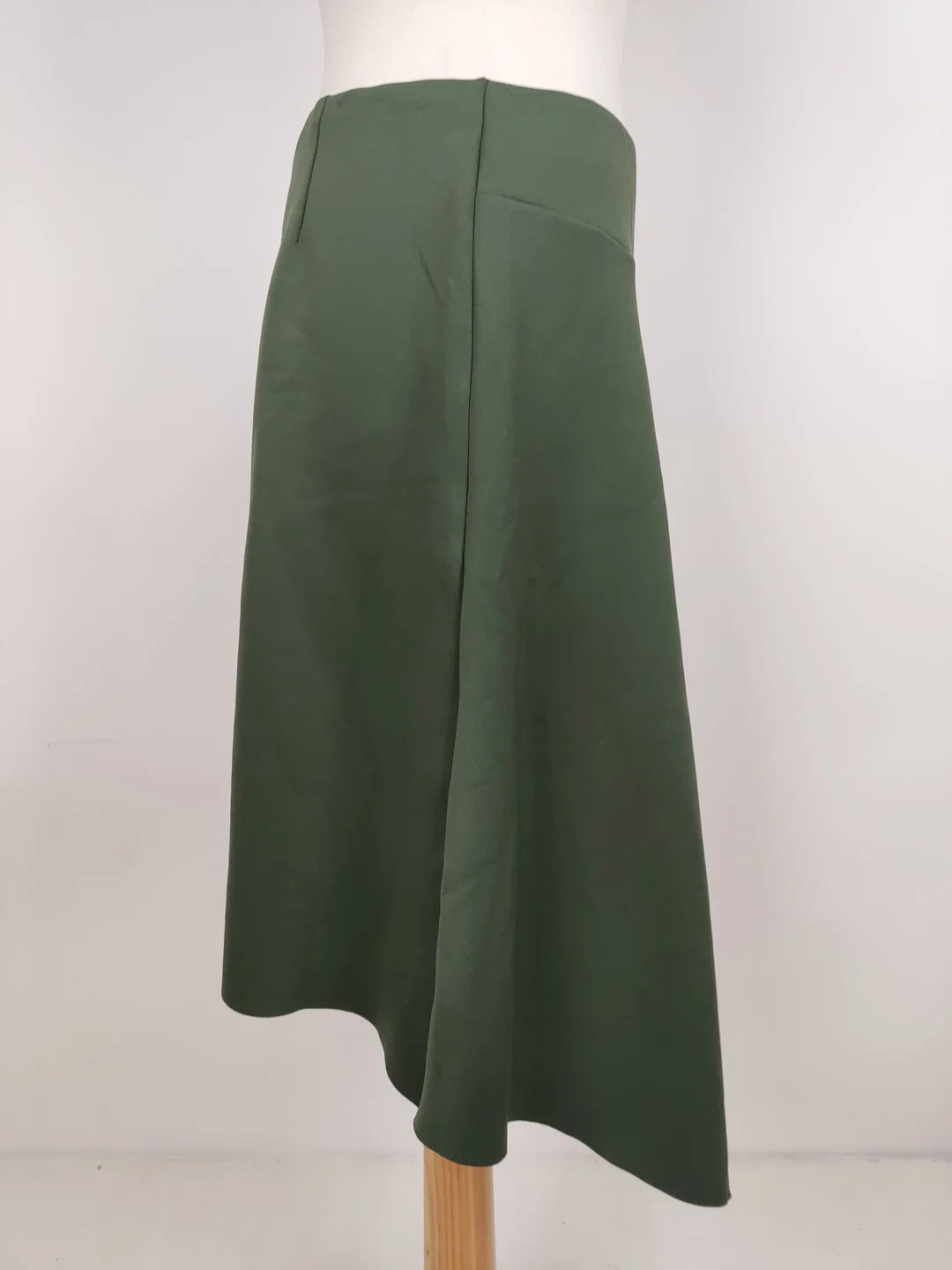 AlphaTauri Midirock, Größe M / 38, asymmetrisch, Bundweite 70 cm Länge 53 bis 71 cm, Stoff Polyester – Bild 5