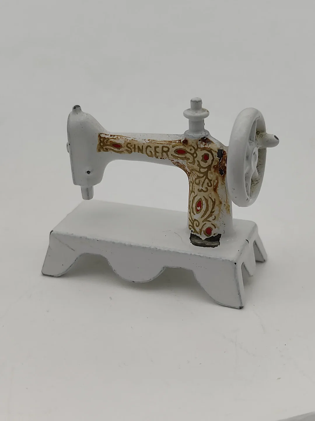 Puppenhaus Zubehör: Miniatur Metall Singer Nähmaschine | Sammlerstück mit Charakterspur – Bild 5