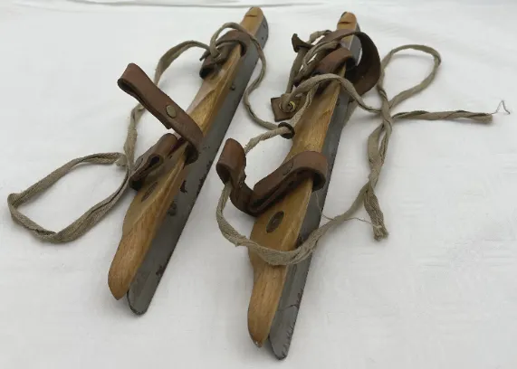 Antike Holzschlittschuhe mit Metallkufen - aus dem 19. Jahrhundert – Bild 1