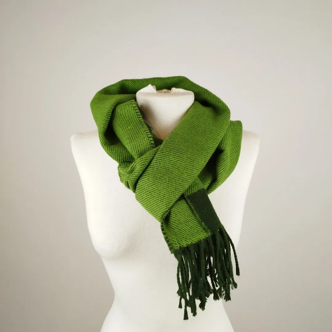 Grüner Schal mit Fransen - 160cm lang - Bild 1