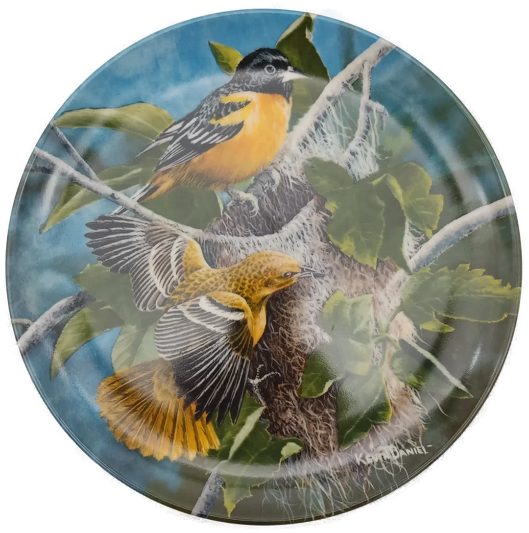 Porzellan Sammlerteller von Edwin M. Knowles, 3er Set, Kollektion Birds of Your Garden, "Ther Cardinal", "The Baltimore Oriole", "The Chickadee", von 1985 mit Wandhalterung – Bild 8