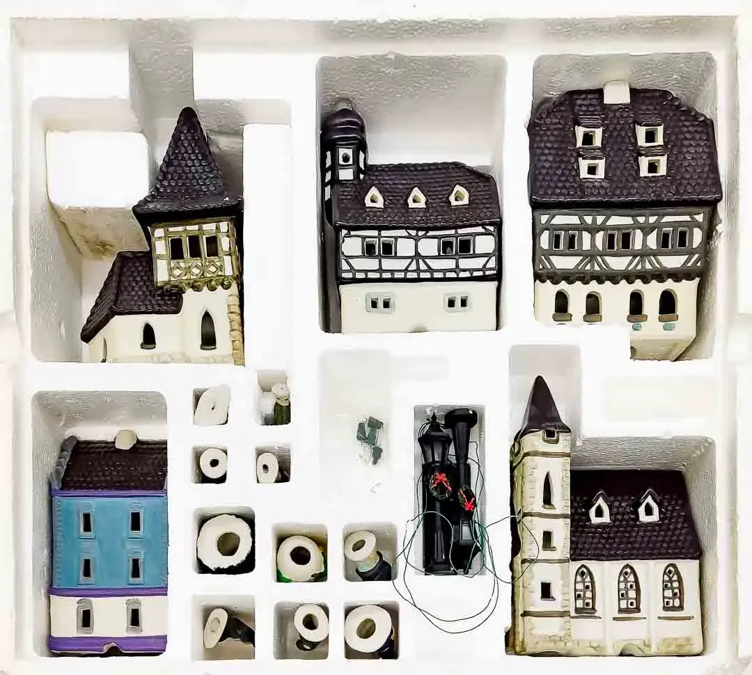 Sinowai Reg Keramik Miniatur Dorf 5 Gebäude mit 10 Figuren und 2 Laternen mit Batteriebox /Weihnachtsdorf - Bild 1