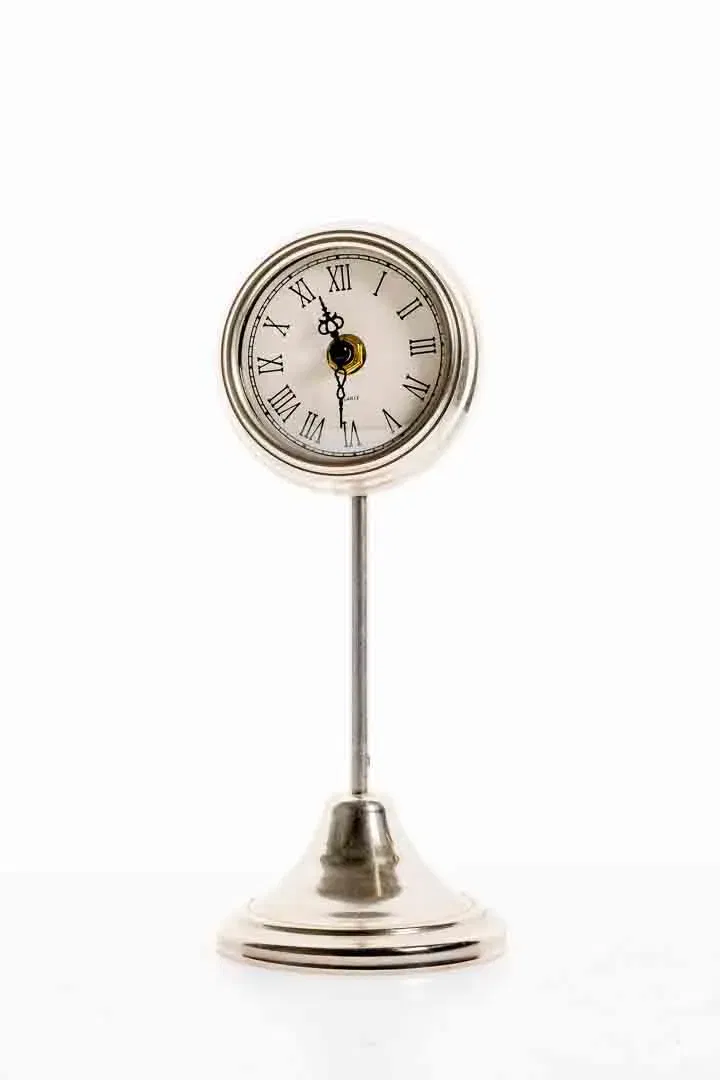 Elegante Tischuhr Silber-Optik mit römischen Ziffern (Quarz) - Bild 1