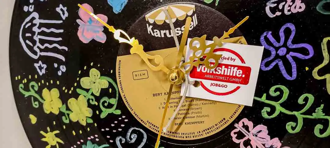 Zeitsprung, Schallplatten-Wanduhr Bert Kaempfert Karussell Vinyl Retro Blumenmotiv 30,5 cm – Bild 3
