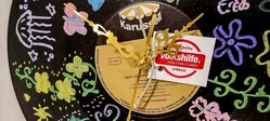 Zeitsprung, Schallplatten-Wanduhr Bert Kaempfert Karussell Vinyl Retro Blumenmotiv 30,5 cm – Vorschau 3