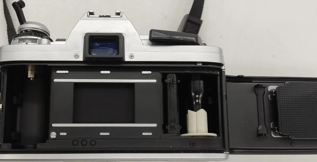 Minolta X 300 Spiegelreflexkamera mit 3 Objektiv 28mm ,50mm ,135mm mit Blitz und Tasche – Bild 11