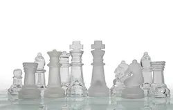 Schachbrett und Schachfiguren aus Glas in weiß - Bild 2