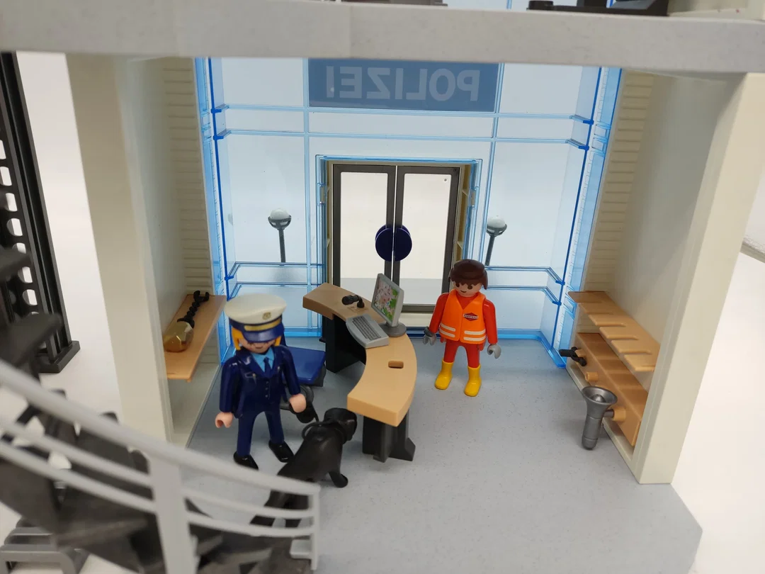 Playmobil Polizeistation & Hubschrauber Set mit Gefängnisalarm – Bild 4