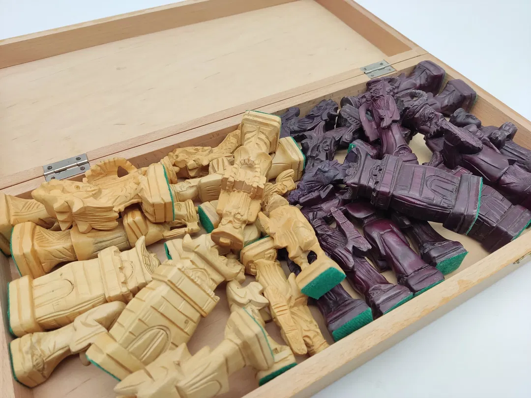 Schachspiel aus Holz mit handgeschnitzten Figuren - Bild 1