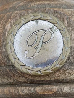 Zassenhaus Holz-Pfeffermühle, Metall-Emblem | Küchen-Erbstück mit Patina – Vorschau 5