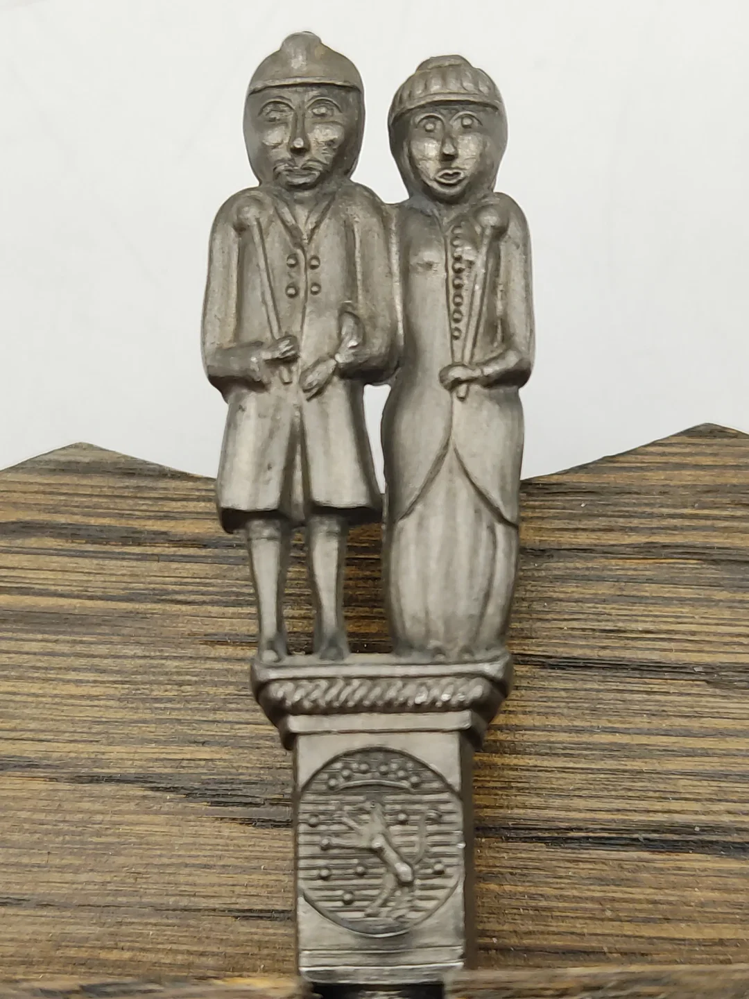 Zinn-Hochzeitslöffel 3er-Set mit Holzhalterung | Ein Brautpaar am Griffende – Bild 6