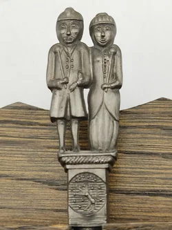 Zinn-Hochzeitslöffel 3er-Set mit Holzhalterung | Ein Brautpaar am Griffende - Bild 6