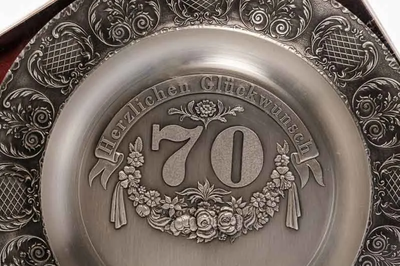 Wandteller aus Zinn zum 70er – Bild 2