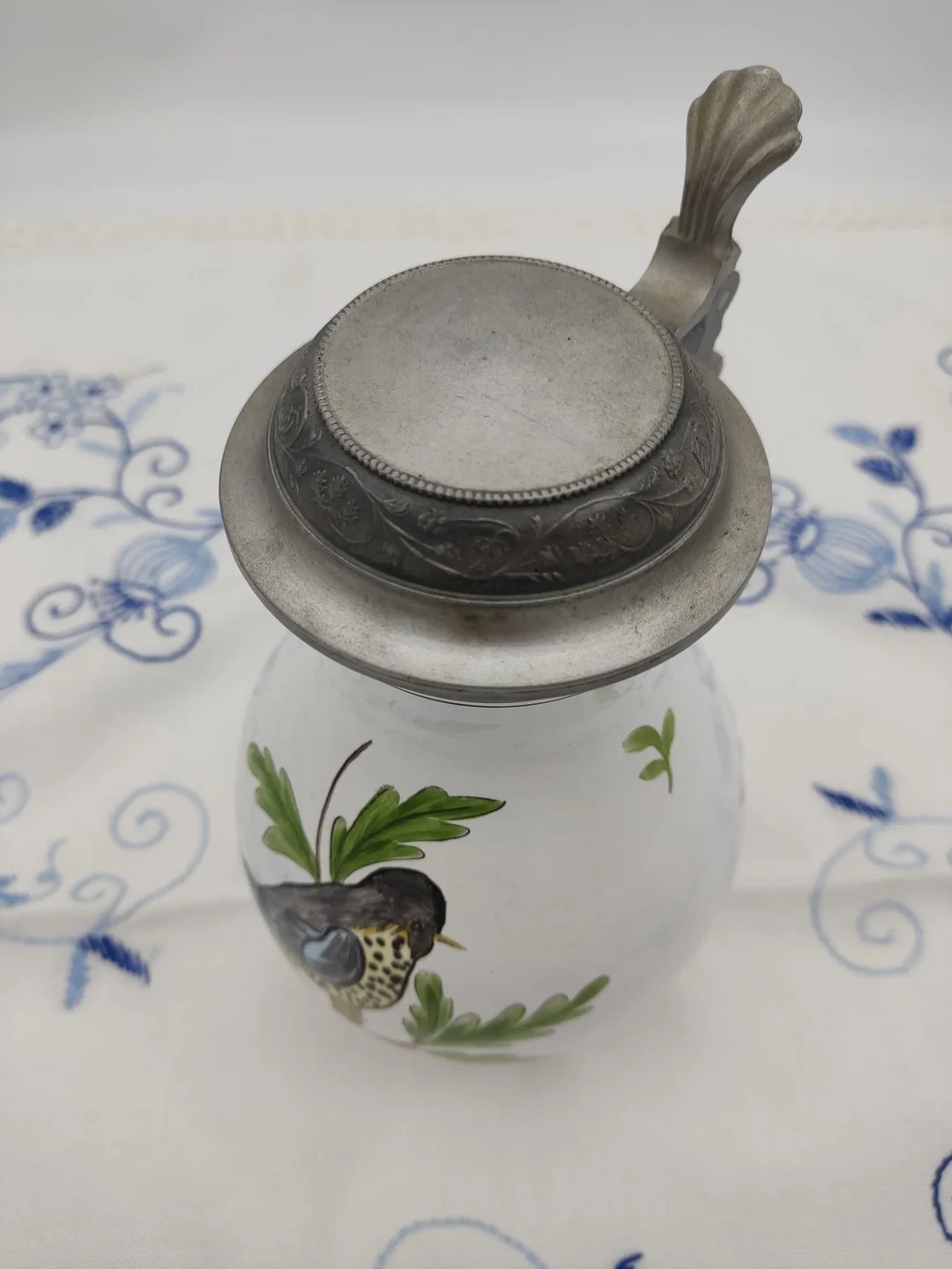 Fayence-Birnkrug mit detailreicher Vogel- und Astmalerei, handgemalt mit Zinndeckel – Bild 5