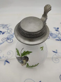Fayence-Birnkrug mit detailreicher Vogel- und Astmalerei, handgemalt mit Zinndeckel – Vorschau 5