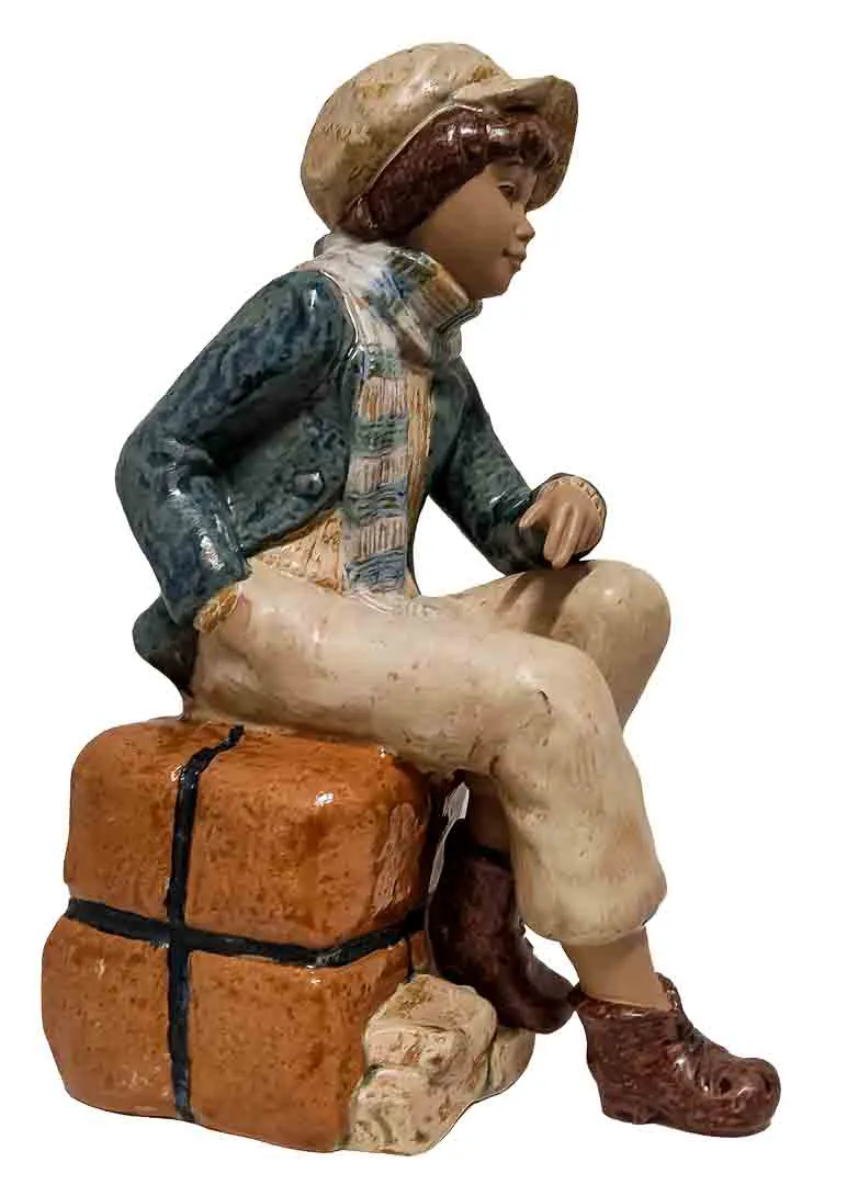Kleiner Weltenbummler: NADAL Porzellanfigur „Junge auf Paket“ – Bild 3