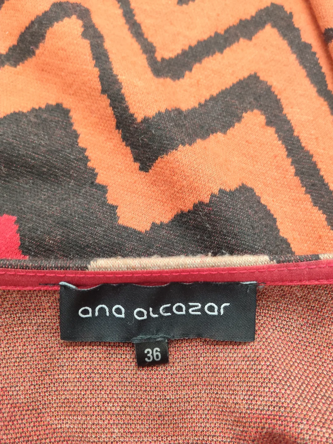 Damenweste Ana Alcazar | Beige-Schwarz-Rot im Zickzackmuster – Bild 4